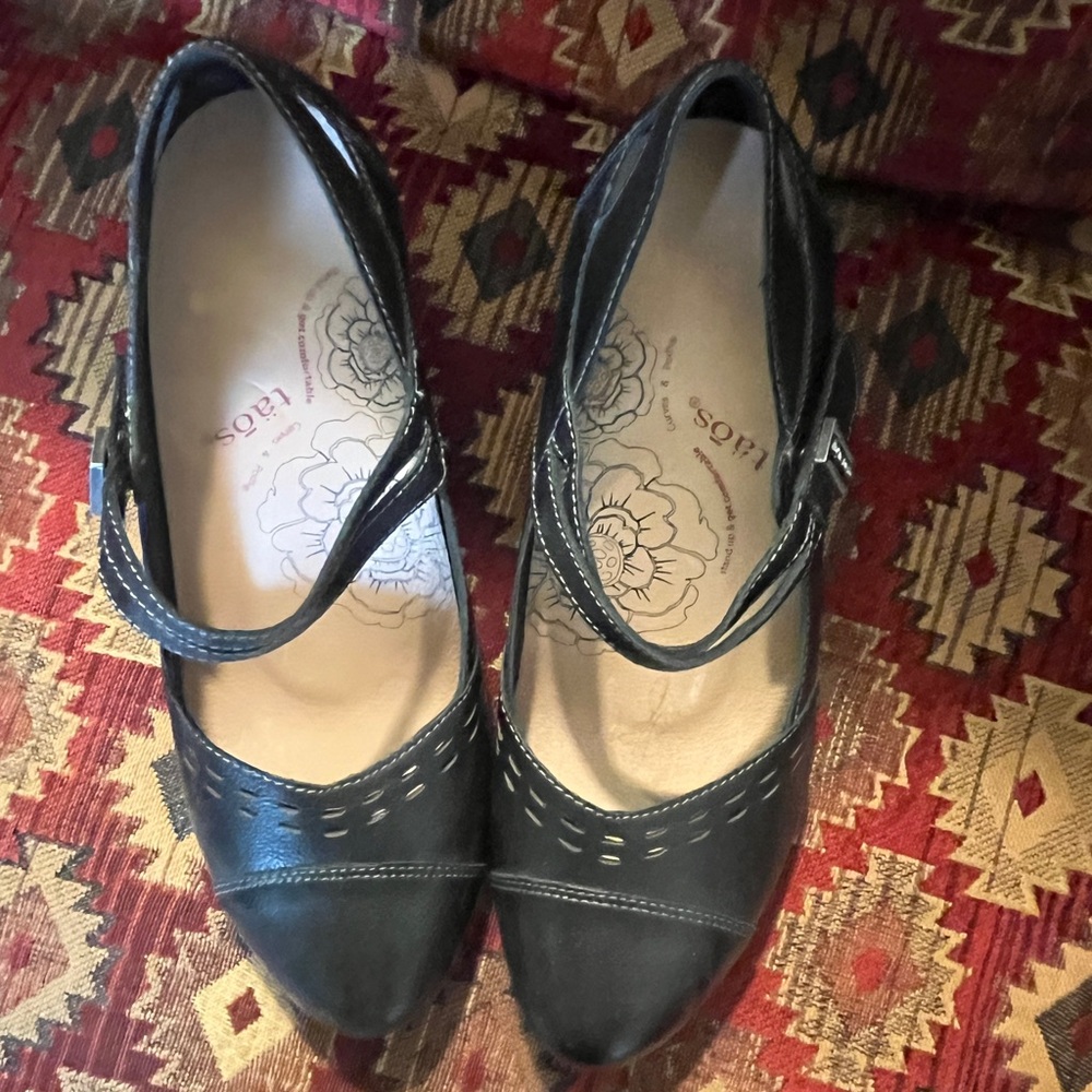 Taos Mary Jane type heels, black, size 8, 2 1/4 inch heel